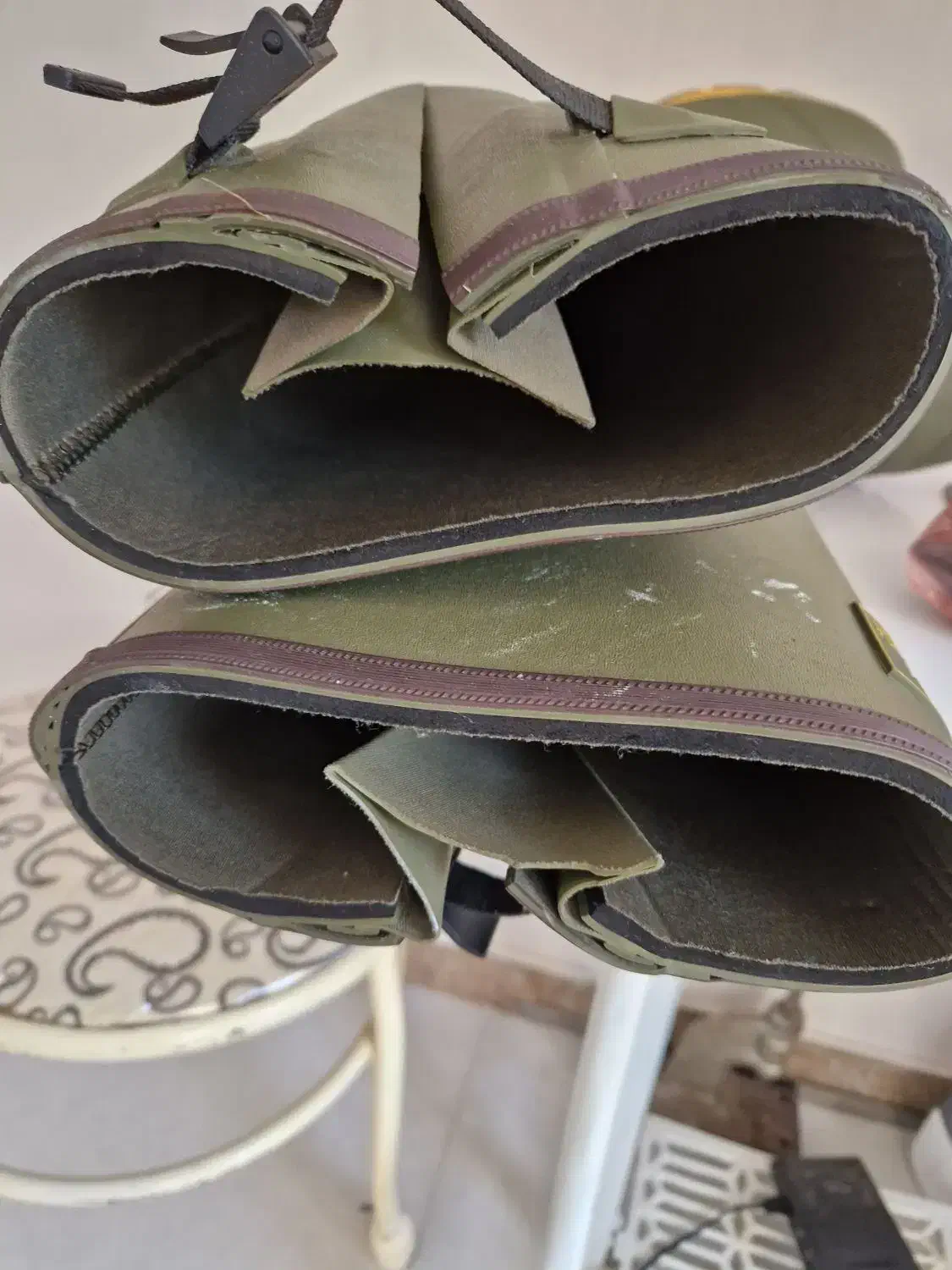 چکمه|کیف، کفش، کمربند|فومن, |دیوار