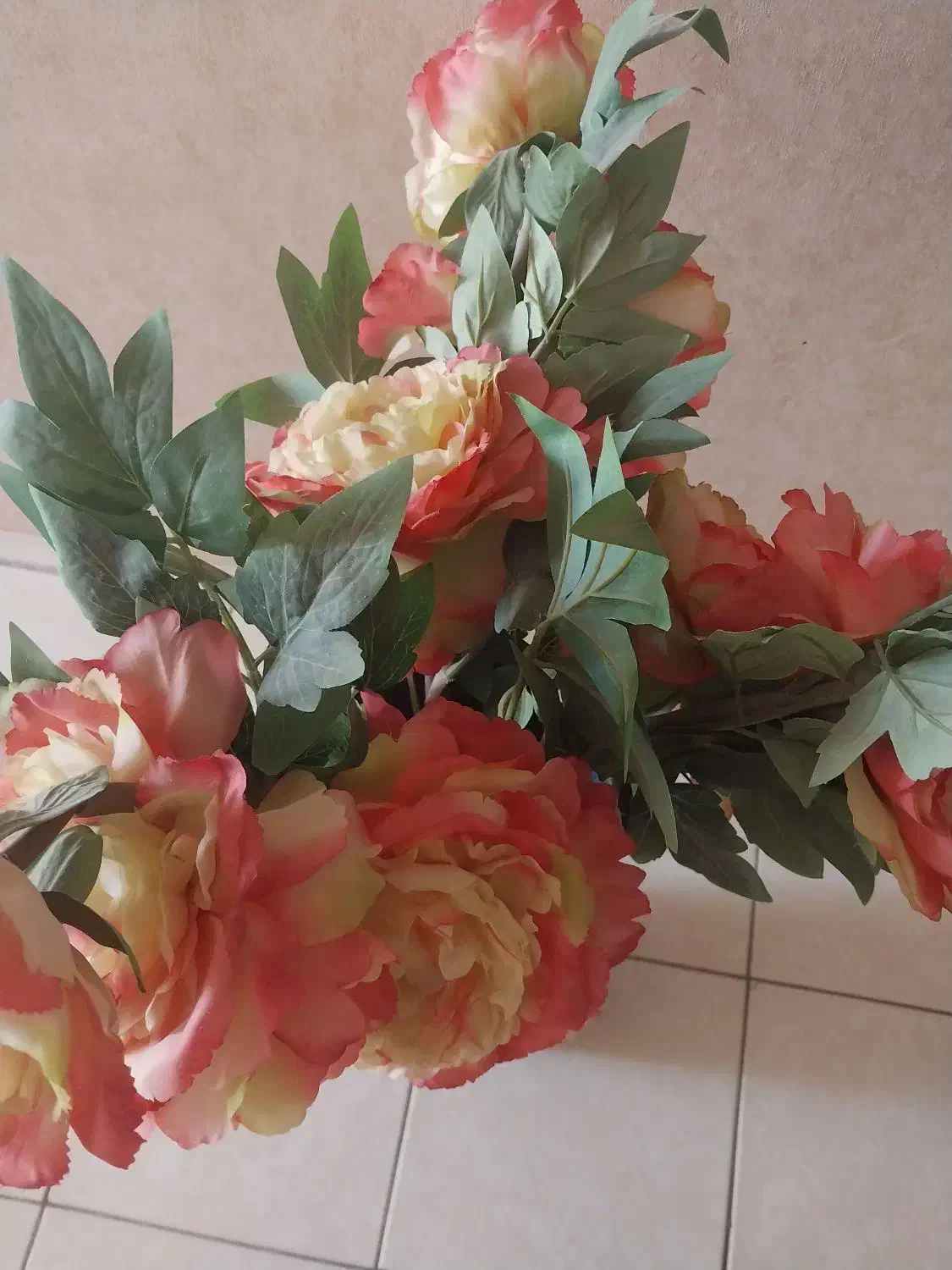 گل مصنوعی با گلدان و میز جلو مبل ۴۰۰|گل و گیاه طبیعی|شیراز, ملاصدرا|دیوار