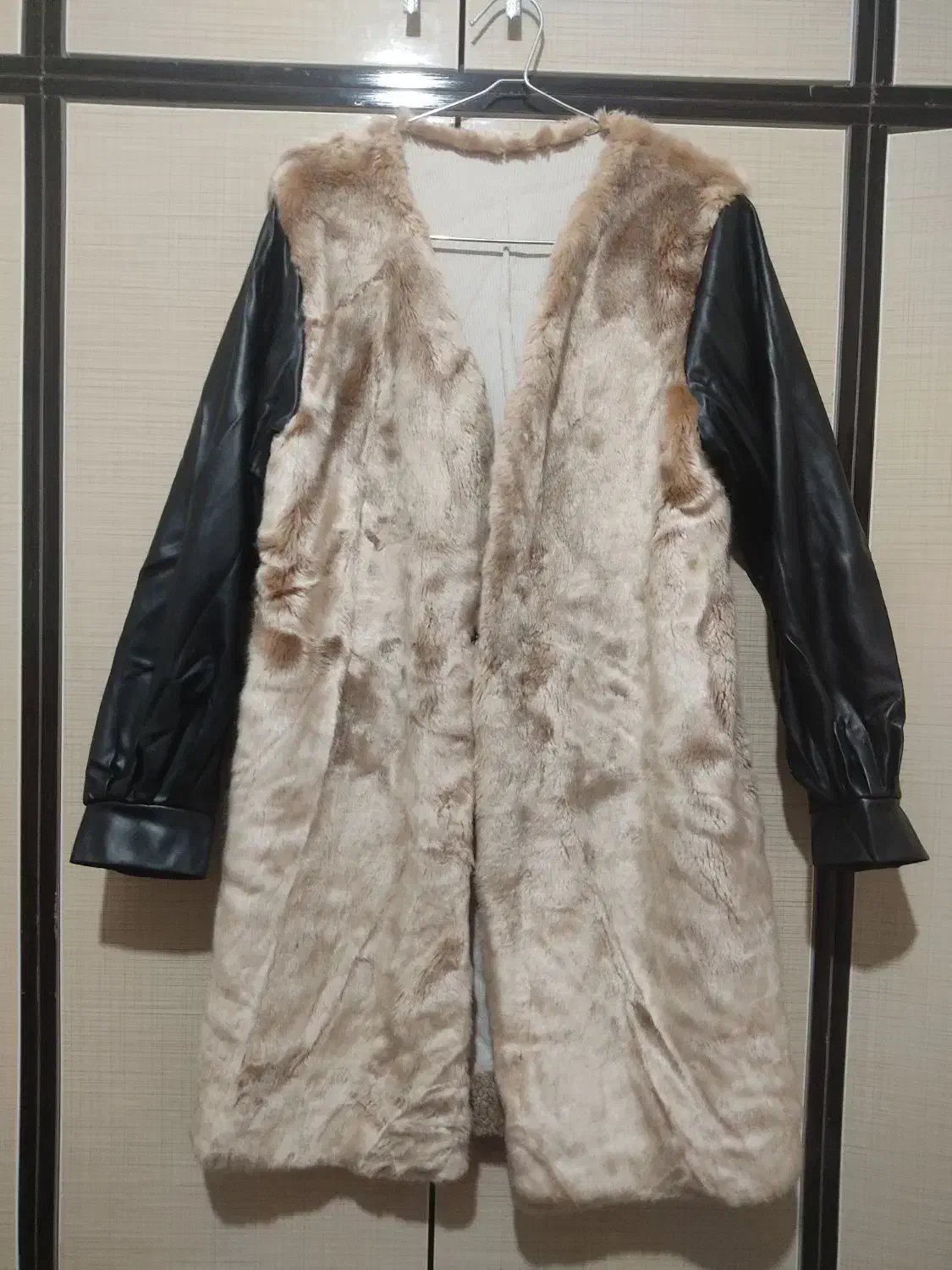 پالتو خز دستهاش چرمه تمیز|لباس|میانه, |دیوار