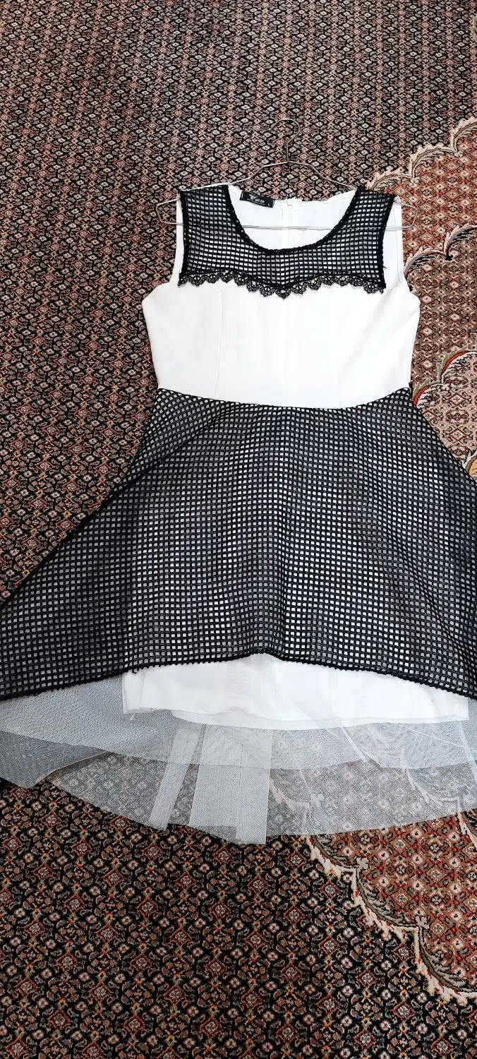 لباس دخترانه وبشقاب دیوارکوب|لباس|شیراز, شهرک پرواز|دیوار