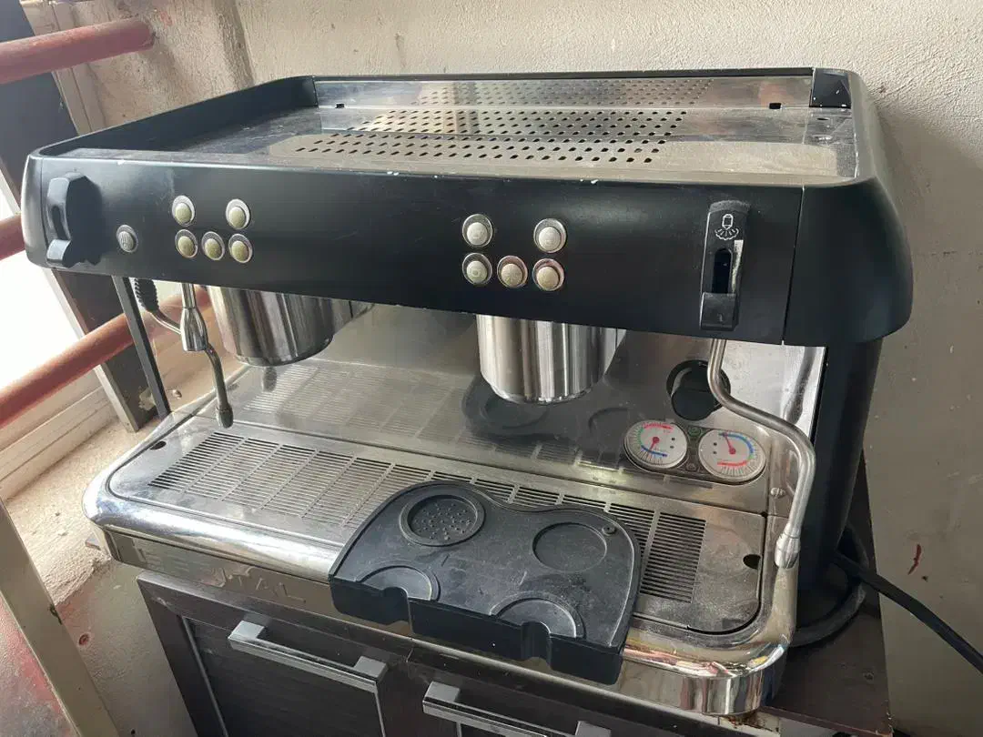 فروش یک دستگاه قهوه ساز صنعتی و یک  آسیاب صنعتی|کافی‌شاپ و رستوران|کرمان, |دیوار