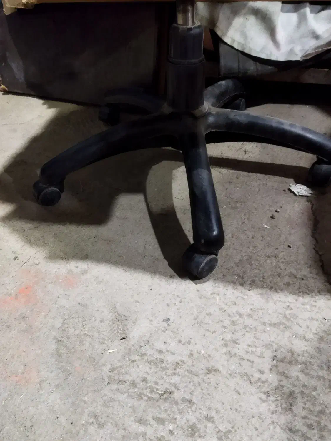 صندلی اداری پشتی بلند چرخدار تمام چرم|مبلمان اداری|مریوان, |دیوار