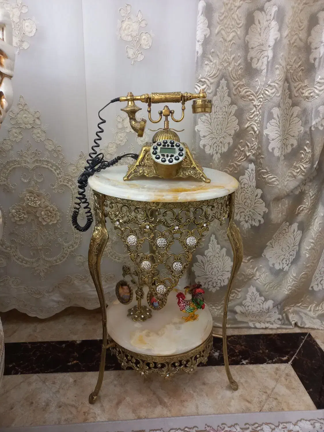 میز برنز  و تلفن برنزی سالم و نو|میز تلفن|قم, بنیاد|دیوار