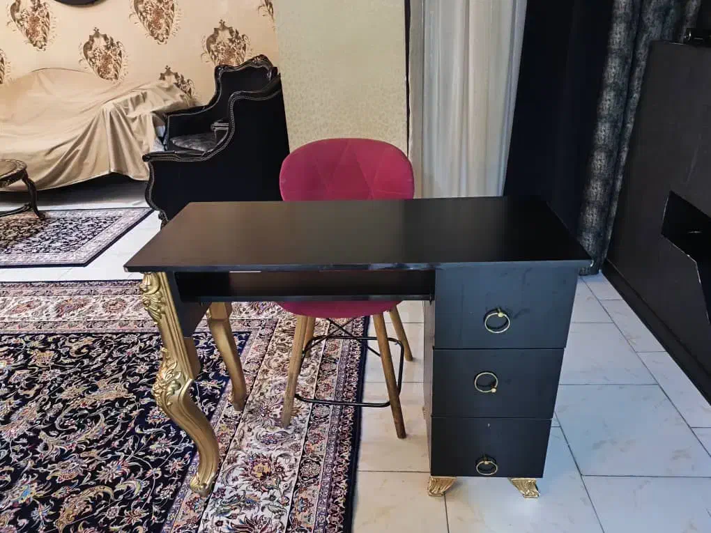 میز کاشت ناخن بسیار تمیز به همراه صندلی|آرایشگاه و سالنهای زیبایی|اندیشه, اندیشه فاز ۶|دیوار