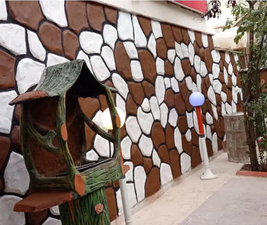 سیمان کاری سیاه و سفید طرح سنگ و درخت شن و سیمانی|خدمات پیشه و مهارت|رودسر, |دیوار