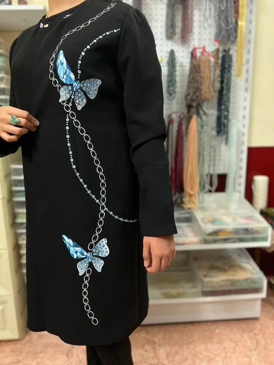 نقاشی و جواهر دوزی روی انواع لباس های مجلسی و غیره|لباس|مشهد, سپاد|دیوار