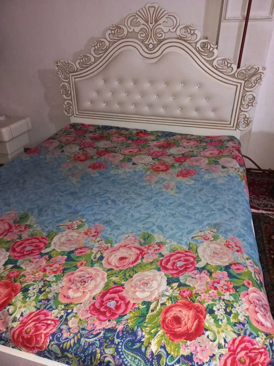تخت دونفره با دوتا عسلی|تخت و سرویس خواب|میانه, |دیوار