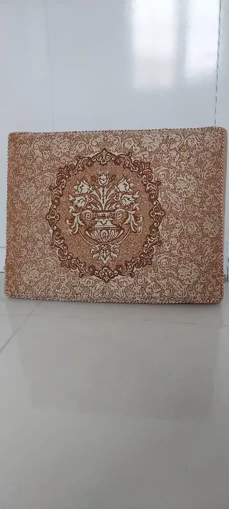 پشتی دیواری|رختخواب، بالش، پتو|صومعه‌سرا, |دیوار