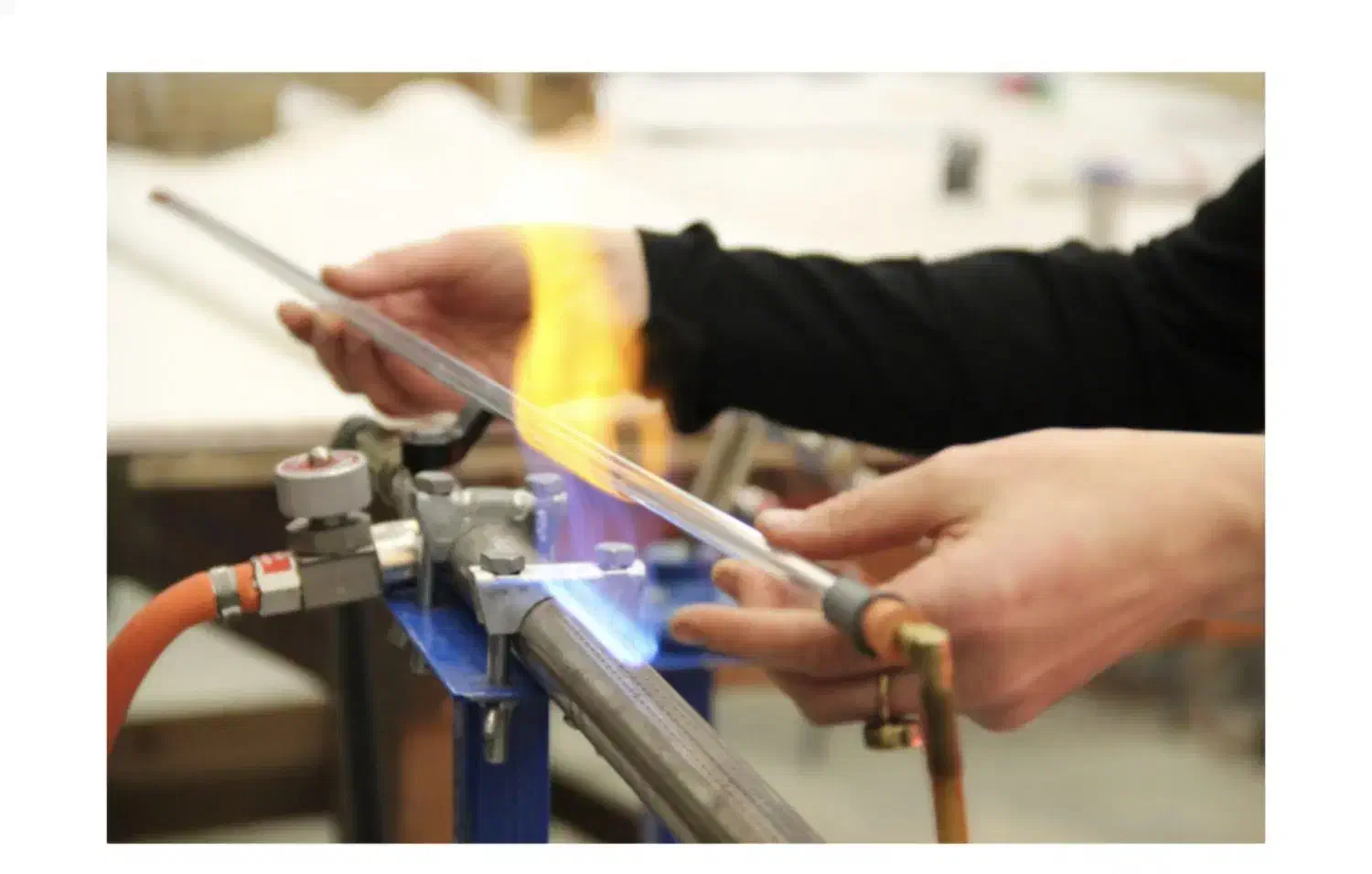 نئون شیشه ای به رنگ قرمز فروشگاه|لامپ و چراغ|سلماس, |دیوار