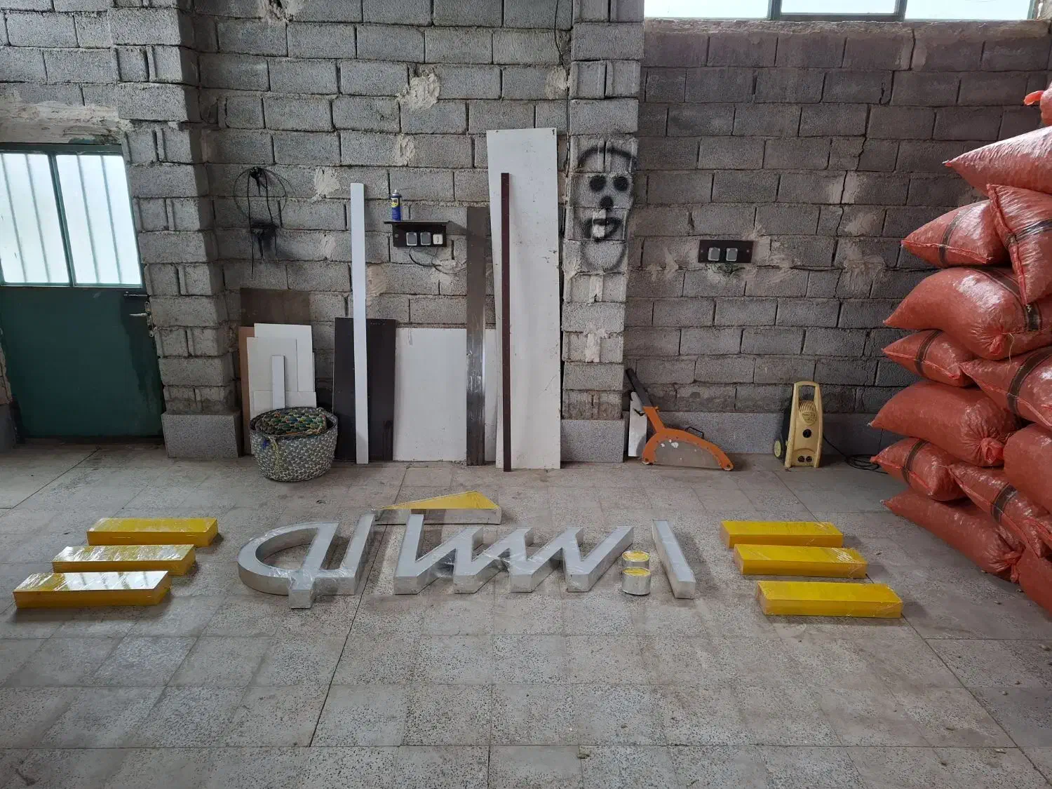 تابلو نوشته ایساکو ایرانخودرو چراغدار|فروشگاه و مغازه|پارسآباد, |دیوار