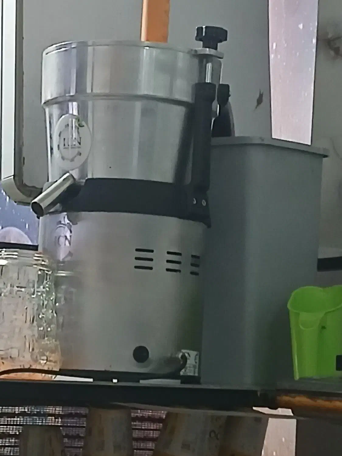 نیروی کاری برای اب میوه و فست فود|استخدام خدمات فروشگاه و رستوران|کرمانشاه, |دیوار