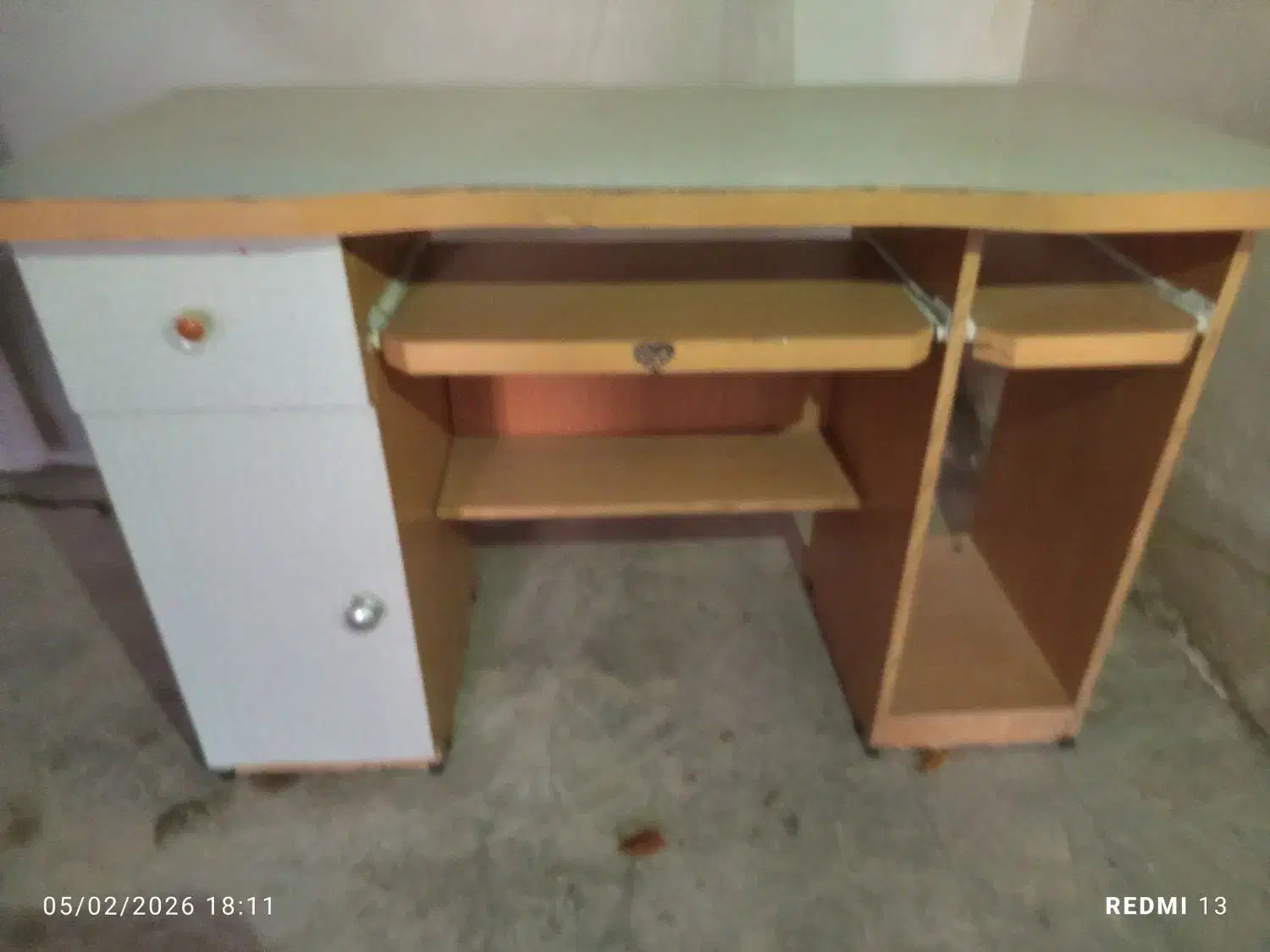 میز|میز تحریر و کامپیوتر|ایوان, |دیوار