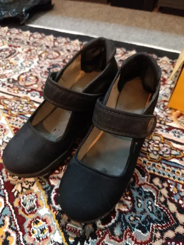 کفش نونو|کیف، کفش، کمربند|صحنه, |دیوار