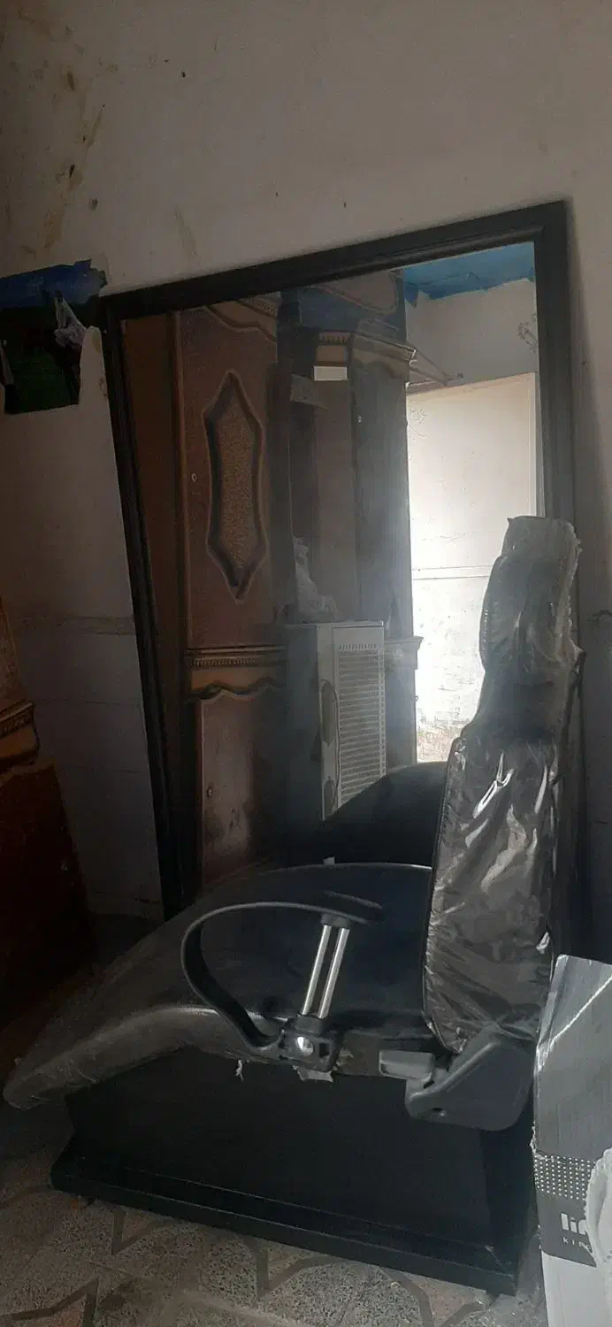 صندلی و آیینه آرایشگری|آرایشگاه و سالنهای زیبایی|ایذه, |دیوار