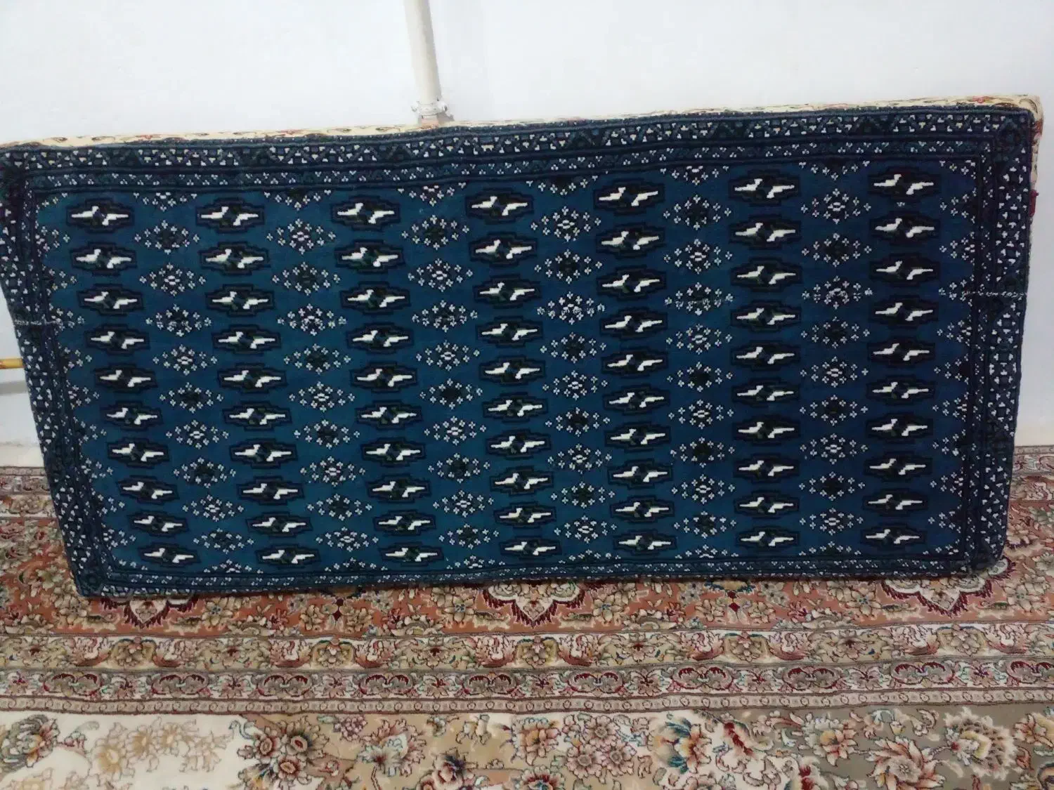 یک جفت پشتی درحد نو|پشتی|بهار, |دیوار