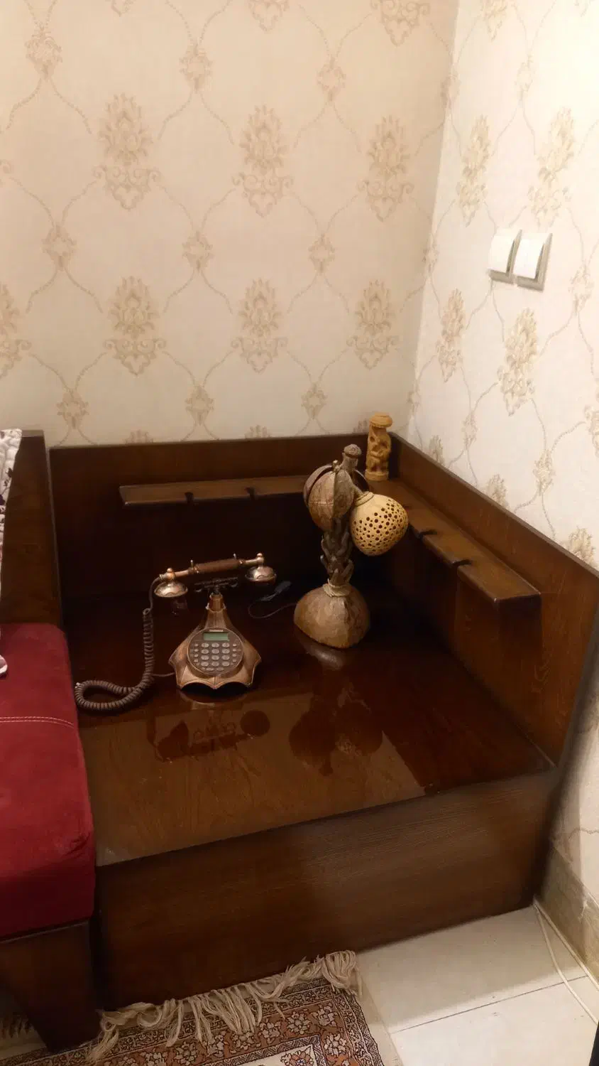 میز|میز و صندلی غذاخوری|اصفهان, خواجه عمید|دیوار