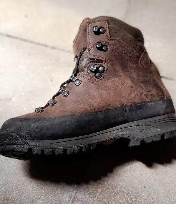 کفش کوهنوردی Lomer چرم طبیعی سایز 40 سالم|کیف، کفش، کمربند|قم, زنبیل آباد|دیوار