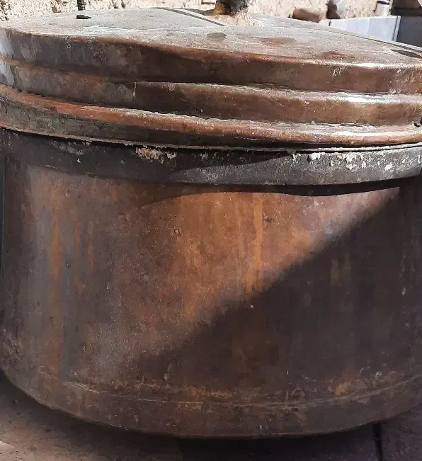 دیگ مسی|ظروف پخت‌وپز|شیراز, صاحب الزمان|دیوار