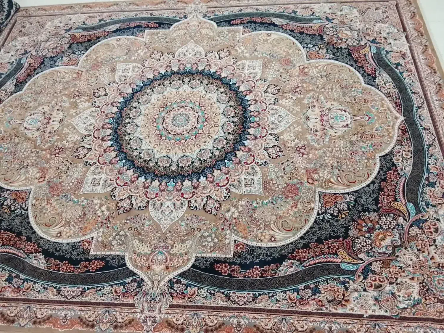 قالی|فرش|گلبهار, شهر جدید گلبهار|دیوار