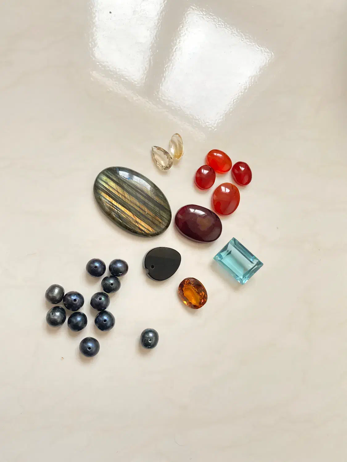 تعدادی نگین و تسبیح|جواهرات|تبریز, |دیوار