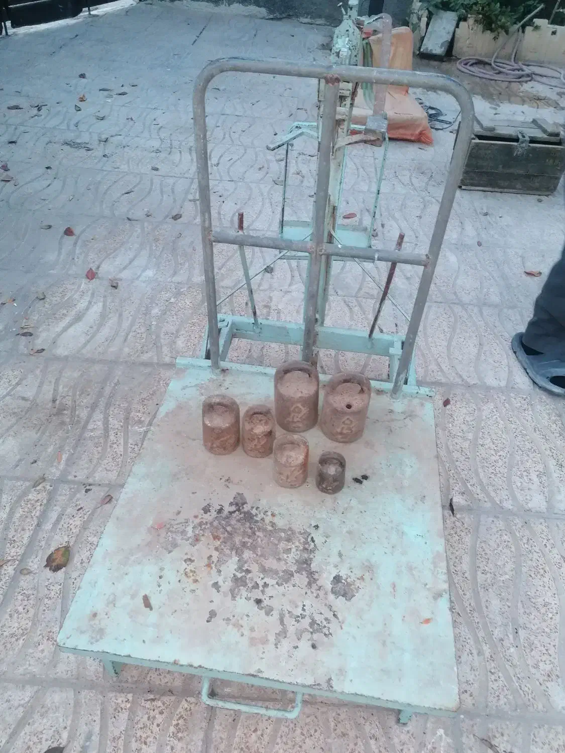 ترازو وباسکول همراه سنگ داخل سنگ ها سرب دا|کلکسیون اشیاء عتیقه|اردبیل, |دیوار