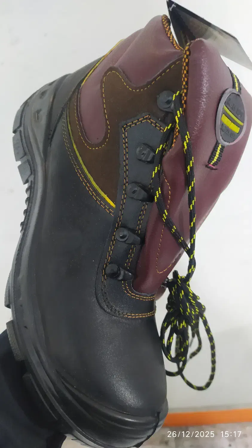 کفش|کیف، کفش، کمربند|بروجن, |دیوار