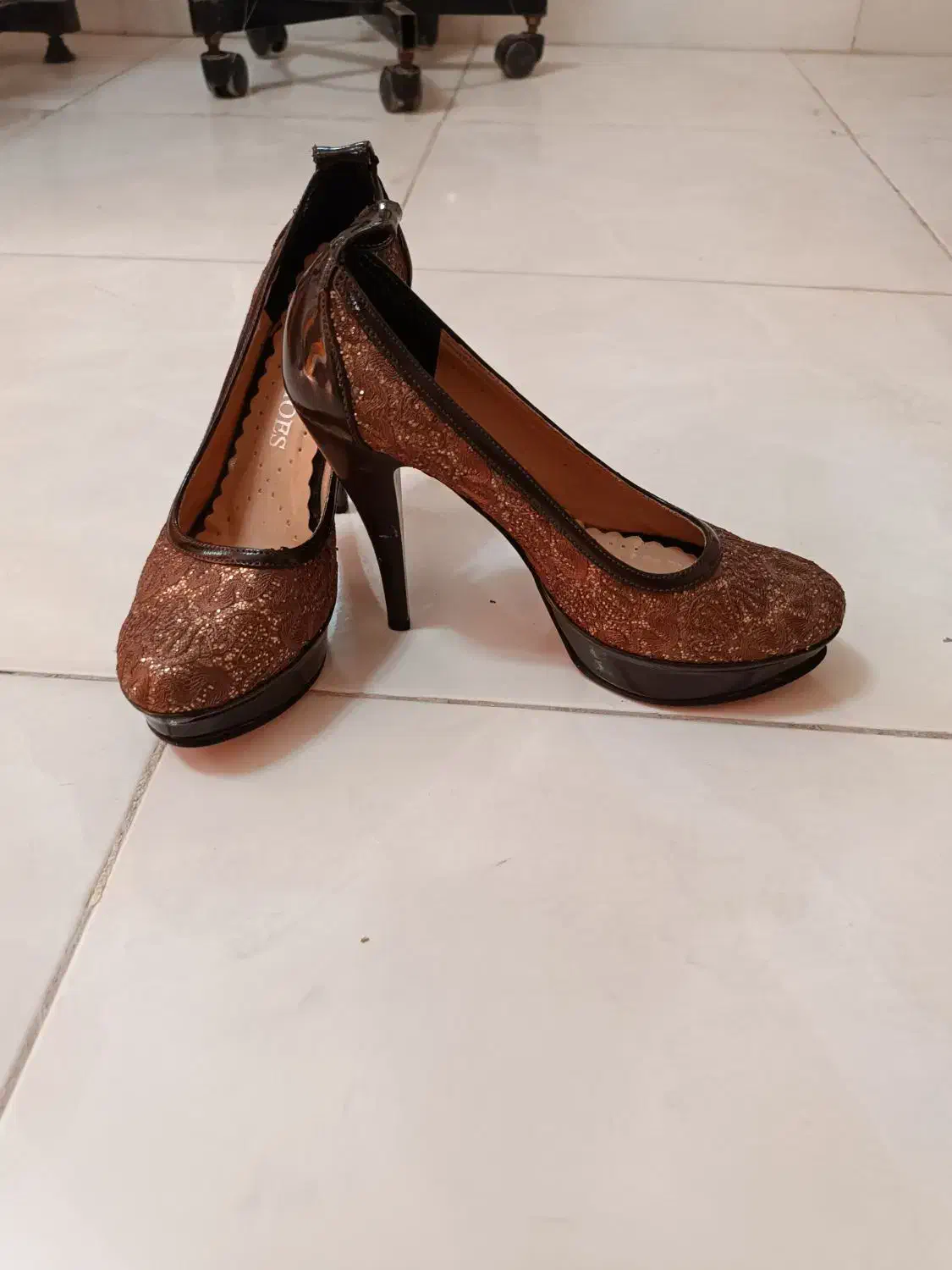 کفش|کیف، کفش، کمربند|میانه, |دیوار