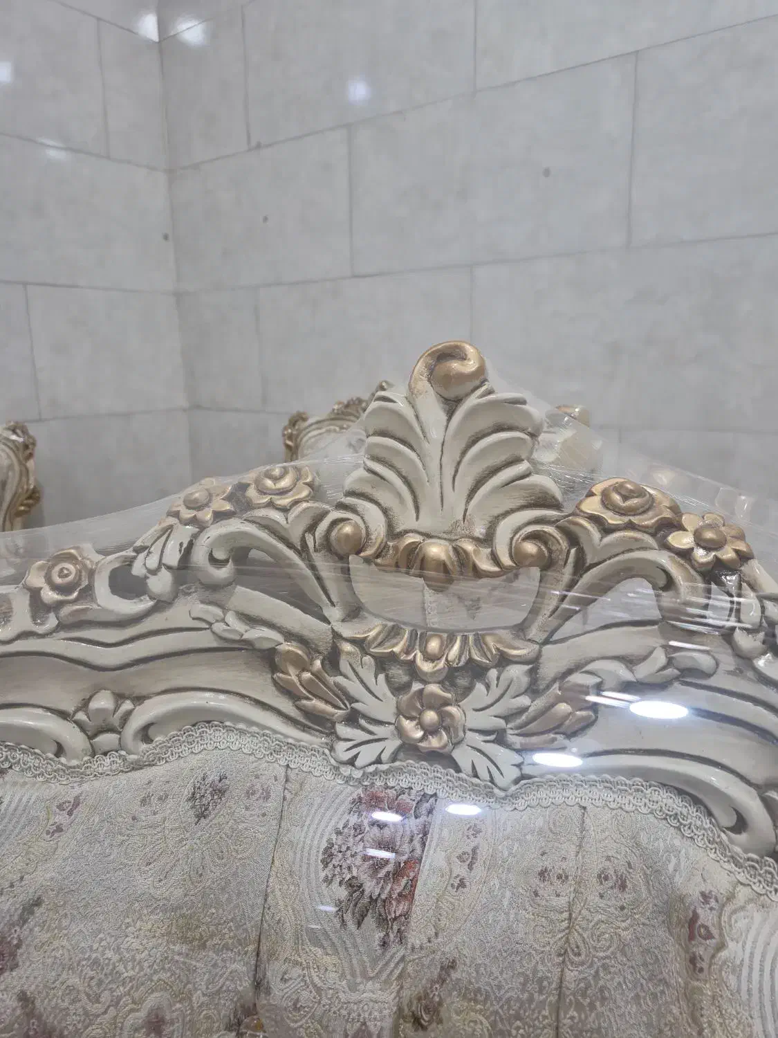 مبل امپراطوری ۷نفره با نهار خوری چهار نفره|مبلمان خانگی و میز عسلی|رشت, دباغیان|دیوار