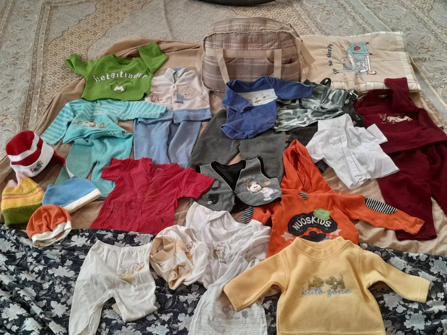 لباس بچگانه|کفش و لباس بچه|میان جلگه, |دیوار