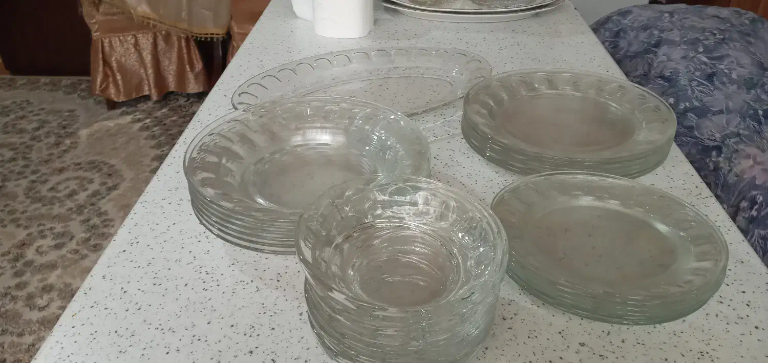 سرویس طرح عینکی بلورفرانسه ودیس چینی گل سرخ وبلور|ظروف سرو و پذیرایی|تهران, علم و صنعت|دیوار