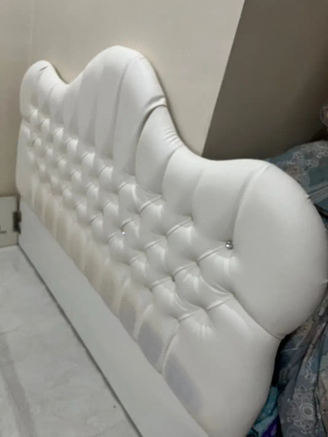 تخت دو نفره روکش تاج چرم|تخت و سرویس خواب|تهران, زرکش|دیوار