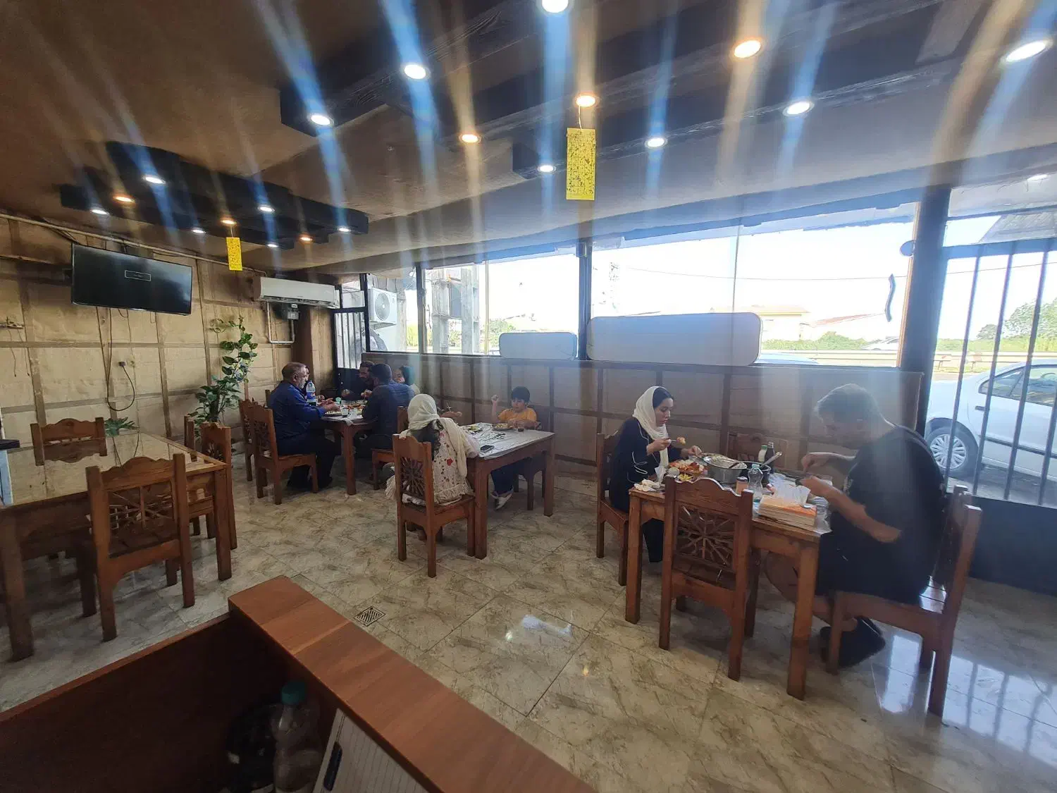 استخدام نیروی خانم و آقا در رستوران بنیامین|استخدام خدمات فروشگاه و رستوران|صومعهسرا, |دیوار