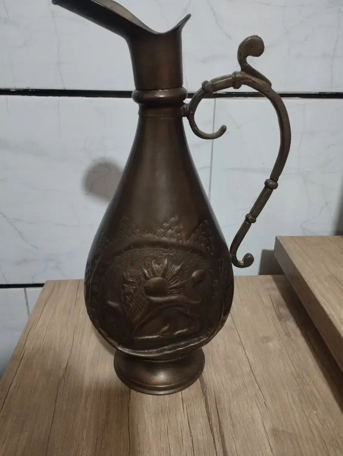 تنگ برنجی شیروخورشید|کلکسیون اشیاء عتیقه|آبیک, |دیوار