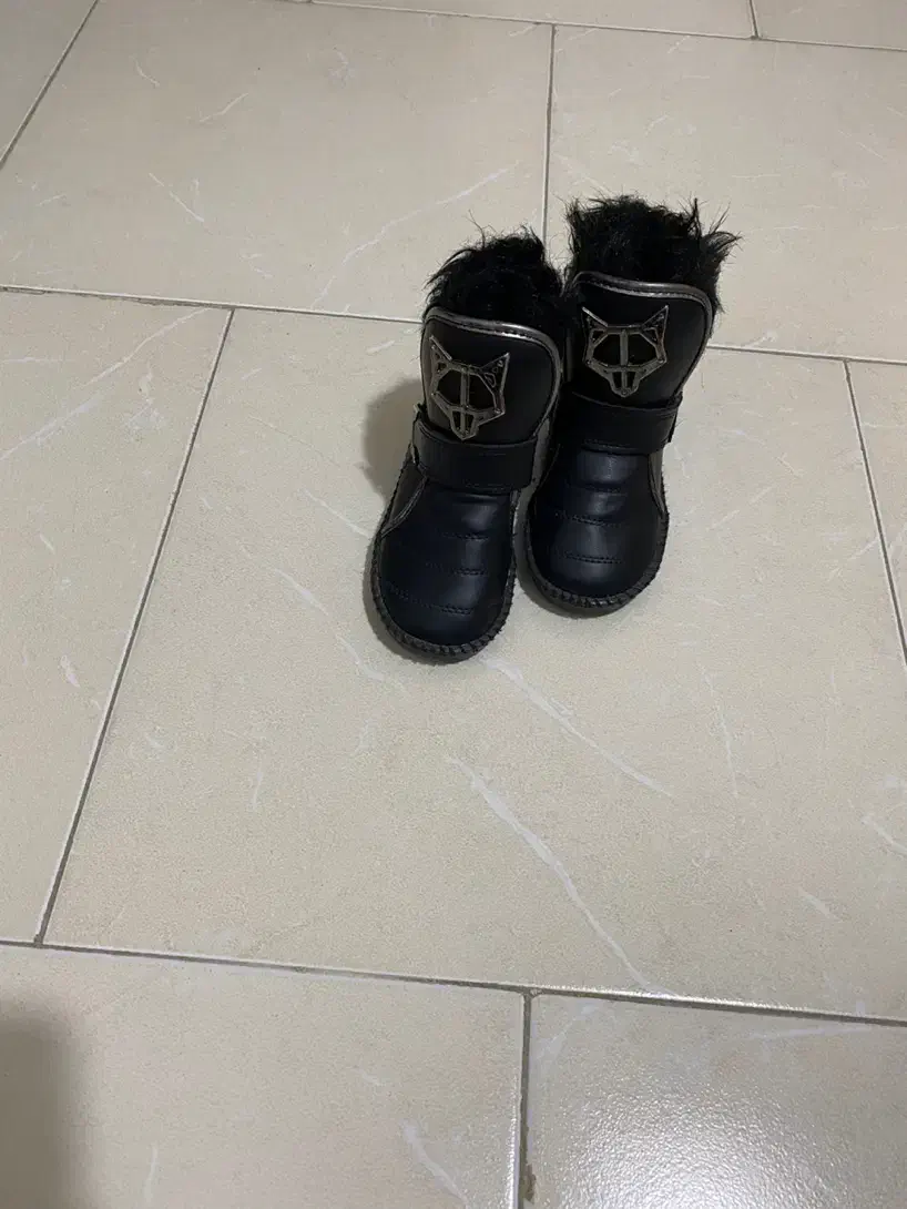 پوتین بچگانه سالم سایز ۲۴ قیمت ۳۵۰ هزار تومان|کفش و لباس بچه|رشت, پل تالشان|دیوار