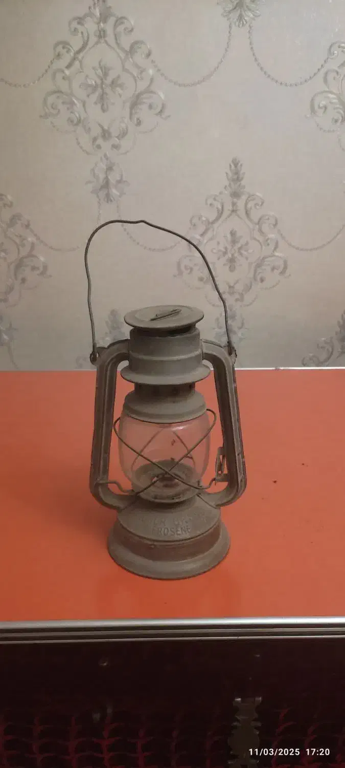 مبل نشیمن و گلدان|میز و صندلی غذاخوری|تهران, فلسطین (میدان انقلاب)|دیوار