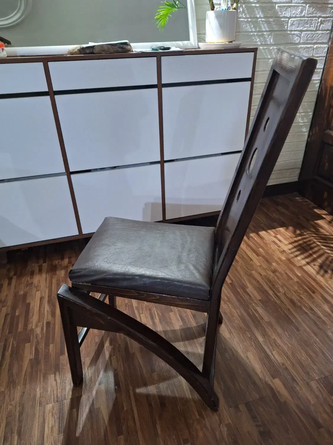 تعداد 6 عدد صندلی چوبی|صندلی و نیمکت|فردیس, منظریه|دیوار