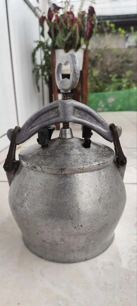 یک زودپز و یک پلوپز کاملا سالم و تمیز|ظروف پخت‌وپز|صومعه‌سرا, |دیوار