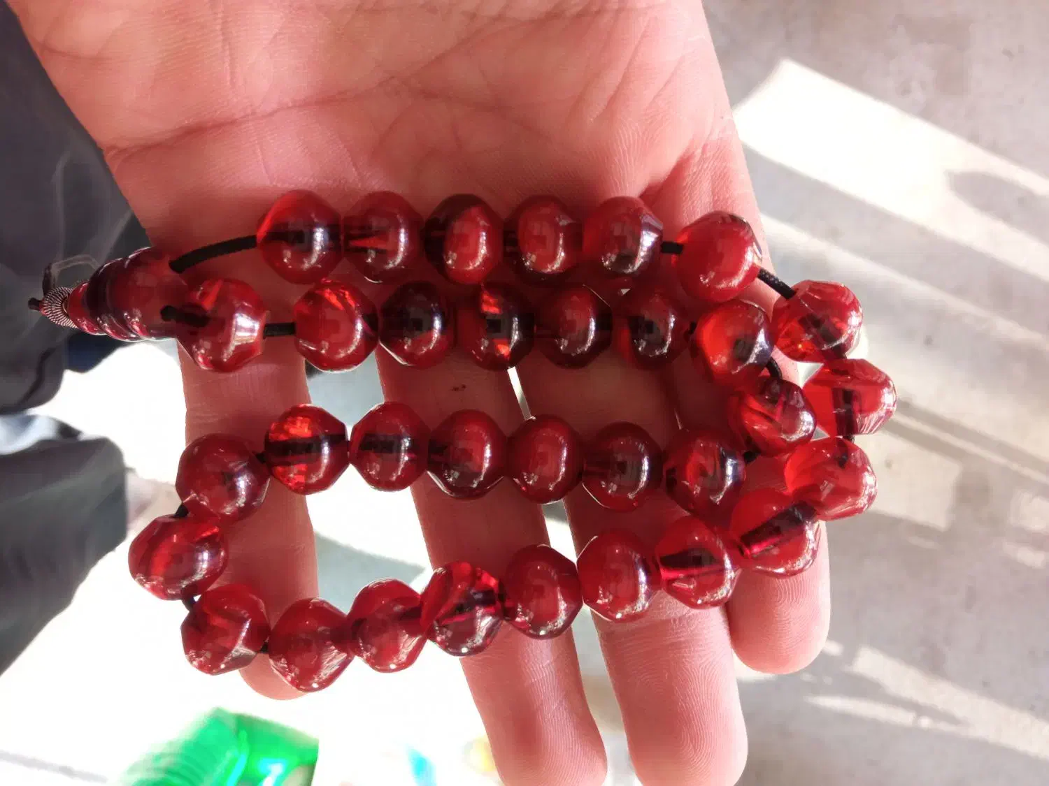 تسبیح کهربا و سندلوس. دو پوست 7عدد . روانسر|کلکسیون اشیاء عتیقه|جوانرود, |دیوار