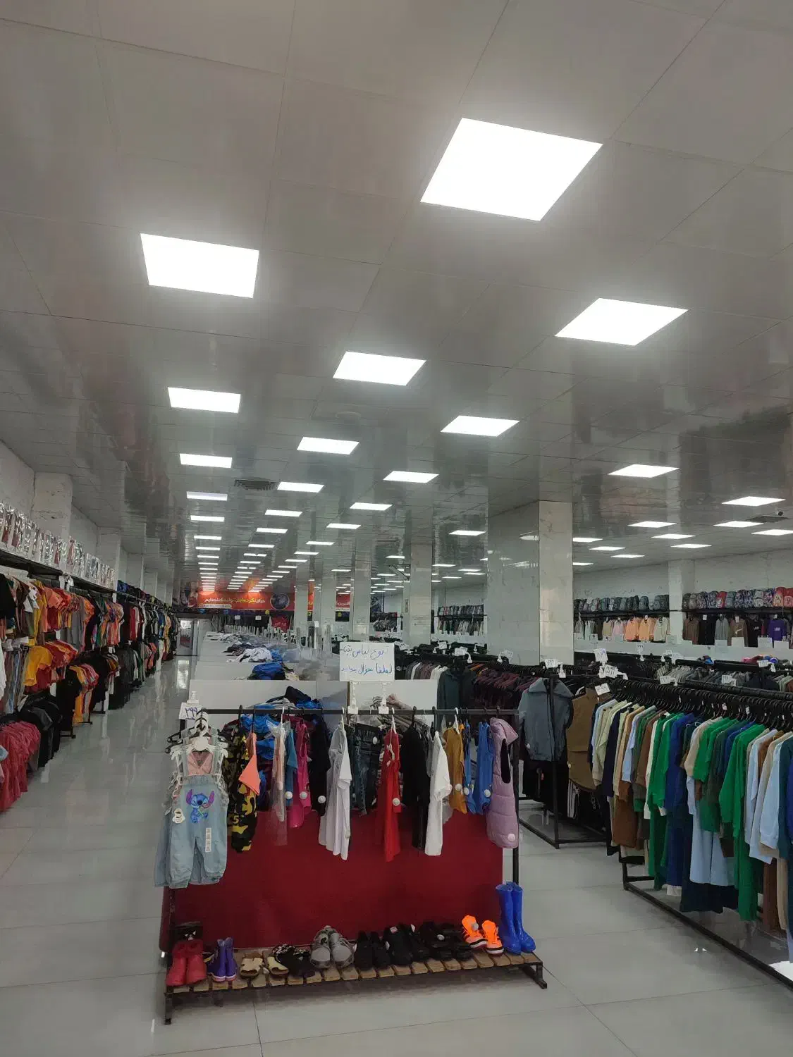 استخدام نیرو پوشاک(صندوق دار و وسط گرد)|استخدام خدمات فروشگاه و رستوران|رباطکریم, الارد|دیوار