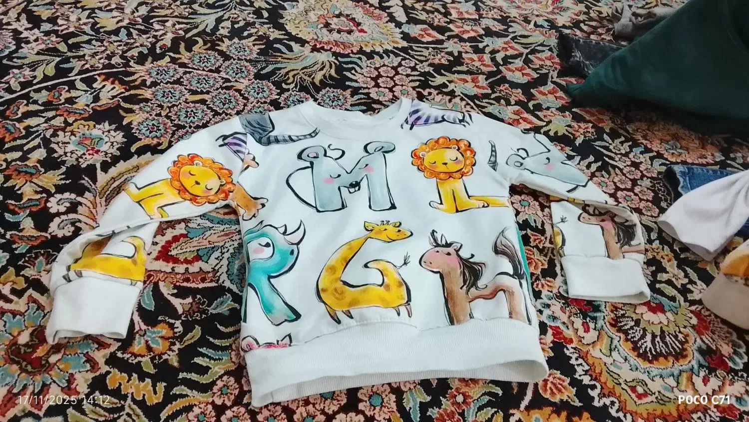 چند کیسه لباس درحدنو|لباس|خواف, |دیوار