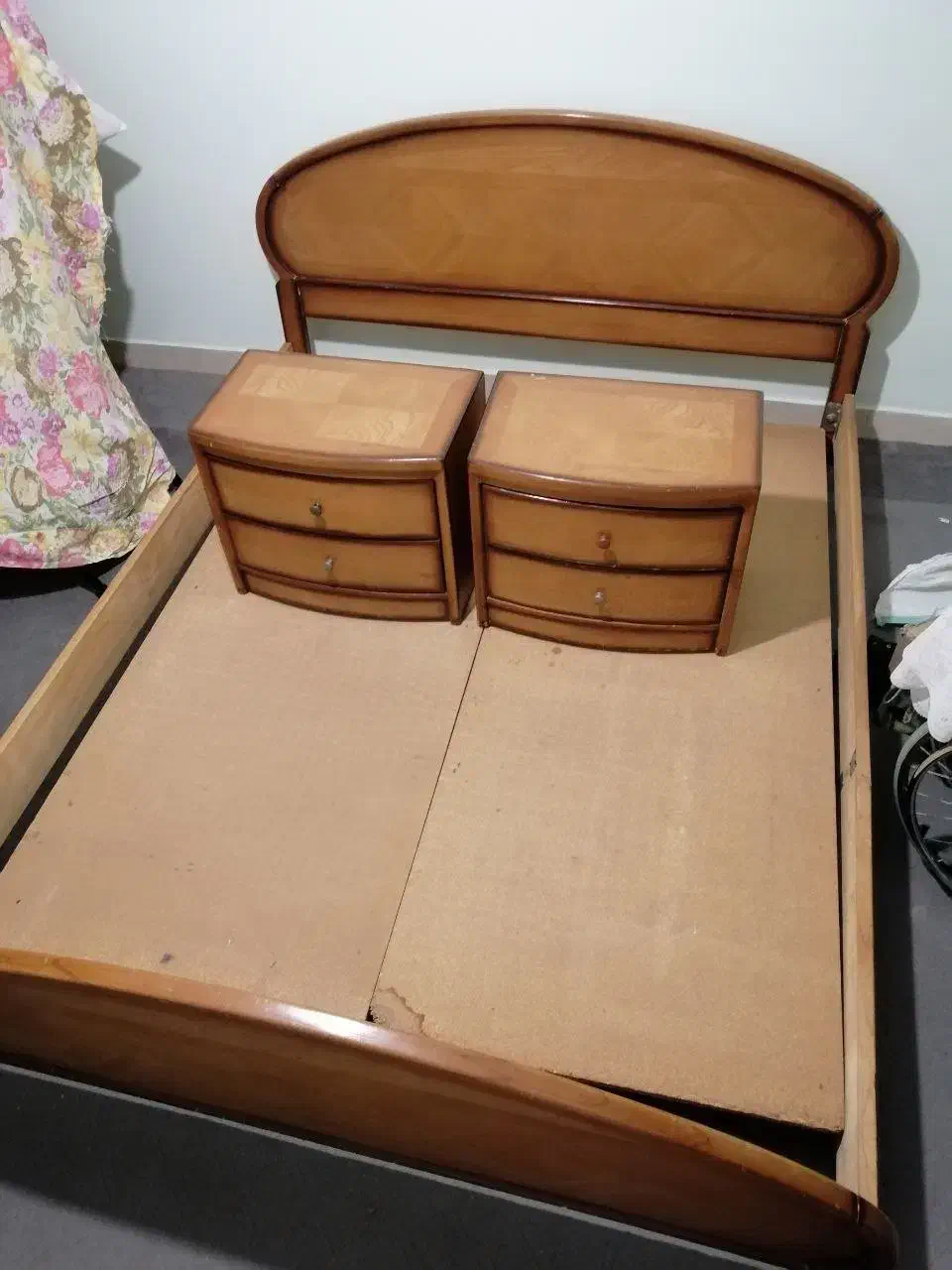 تخت دو نفره و کنارتختی. میفروشم پول نیاز دارم|تخت و سرویس خواب|گرگان, |دیوار