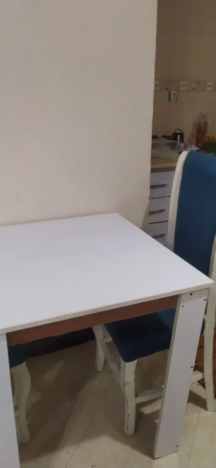 میز چهار نفره همراه دو صندلی|میز و صندلی غذاخوری|بندر انزلی, امامزاده|دیوار