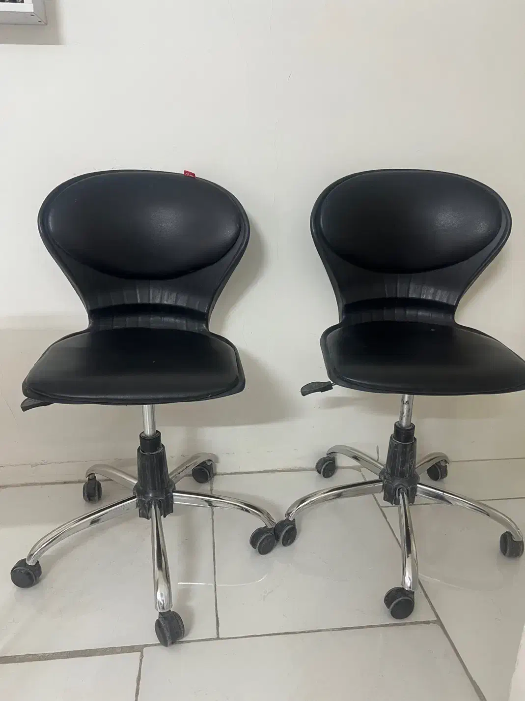 میز مانیکور و صندلی مخصوص، در حد نو|آرایشگاه و سالن‌های زیبایی|اراک, |دیوار