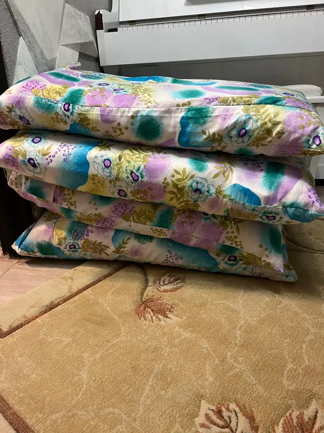 تعدادی بالش پر قو|رختخواب، بالش، پتو|تبریز, |دیوار