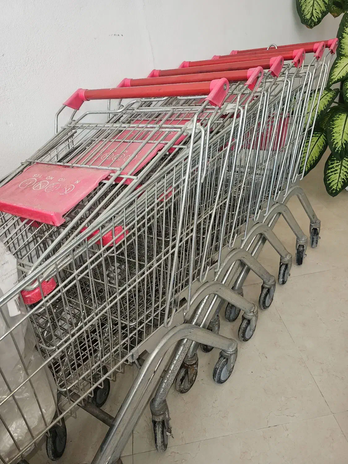 ۶عدد سبد فروشگاهی ویک عدد میز کار|فروشگاه و مغازه|رویان, |دیوار