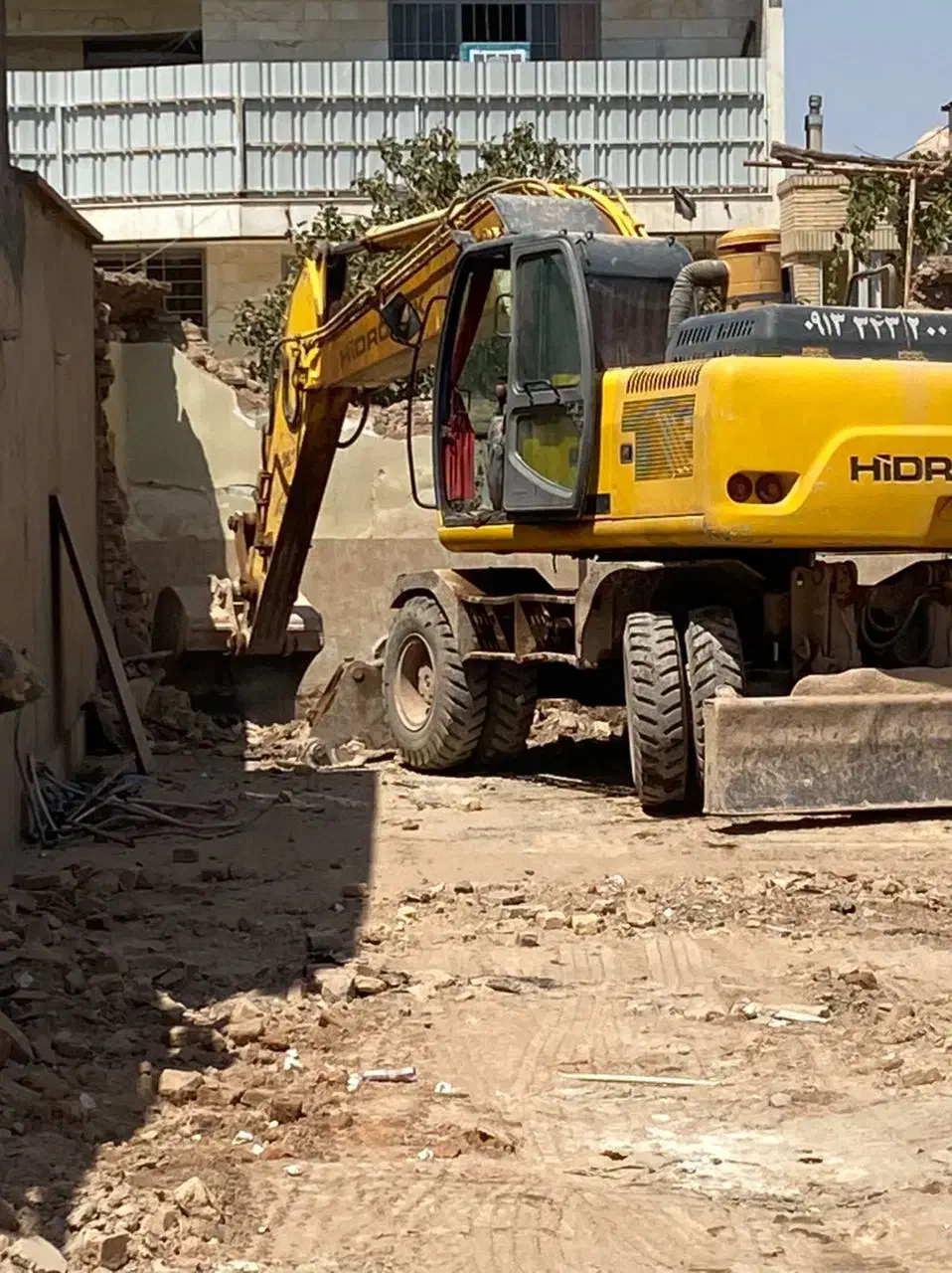 انجام عملیات خاکبرداری و تخریب با چکش مکانیکی|خدمات پیشه و مهارت|کرمان, |دیوار