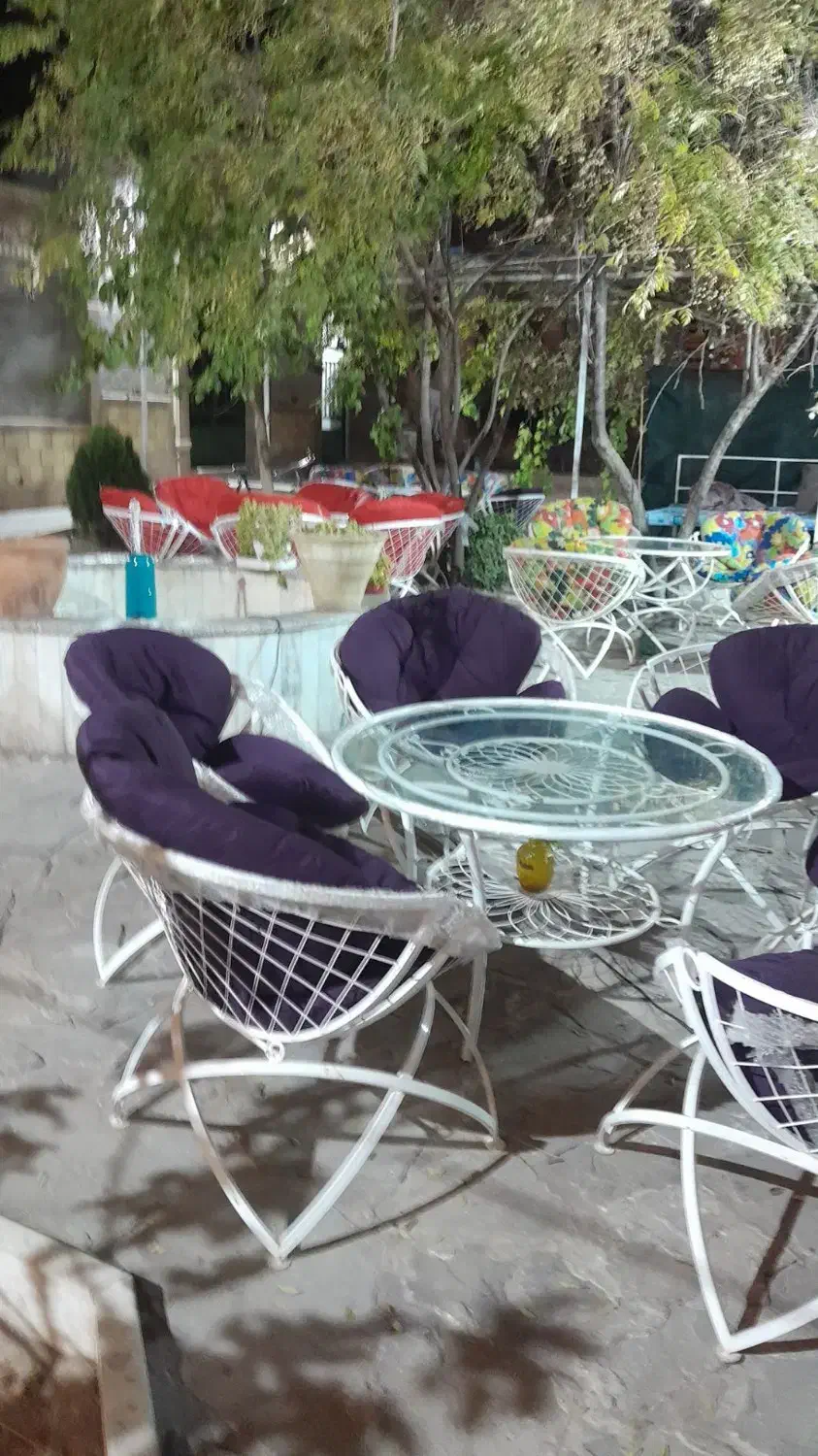 به چند نیرو خانم جهت کار در باغ رستواران.|استخدام خدمات فروشگاه و رستوران|زرند, |دیوار