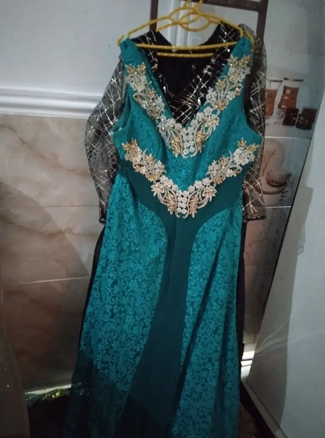 لباس مجلسی|لباس|شیراز, قلعه نو|دیوار