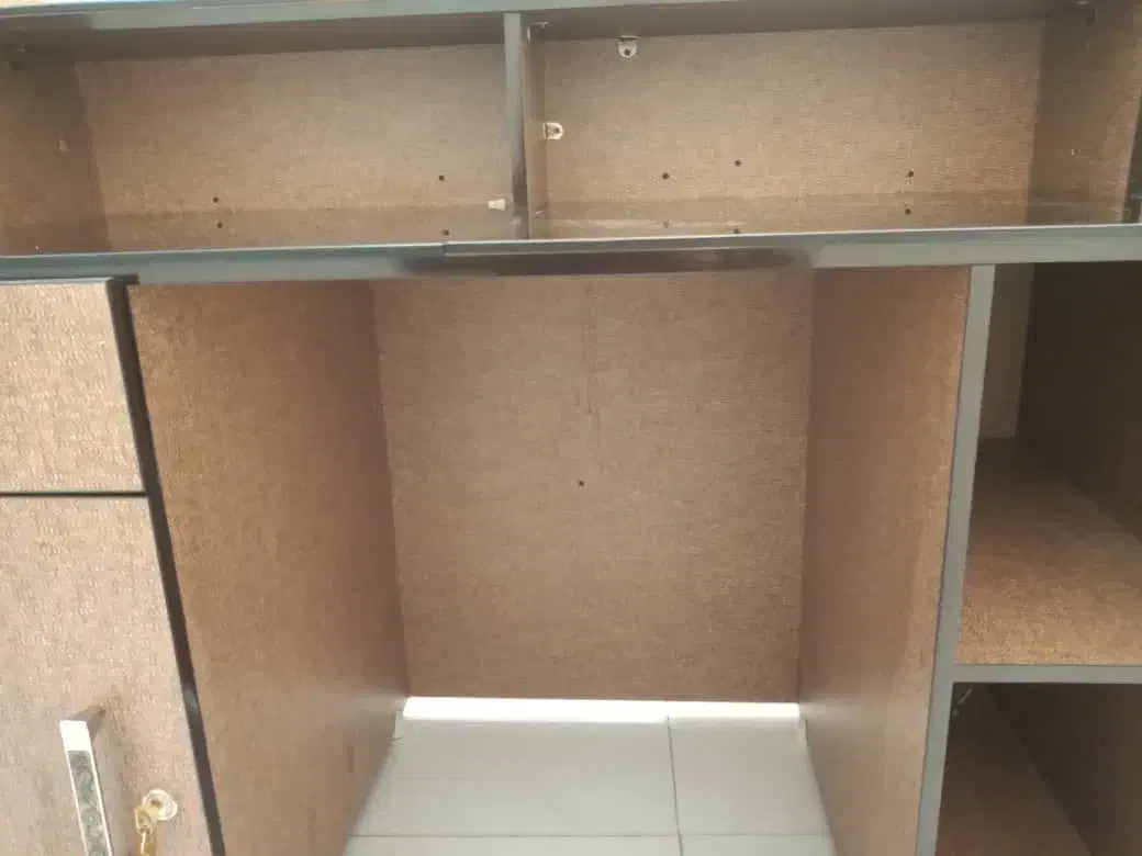 میز منشی اداری شیک و جادار در حد نو (بروجرد)|مبلمان اداری|بروجرد, |دیوار