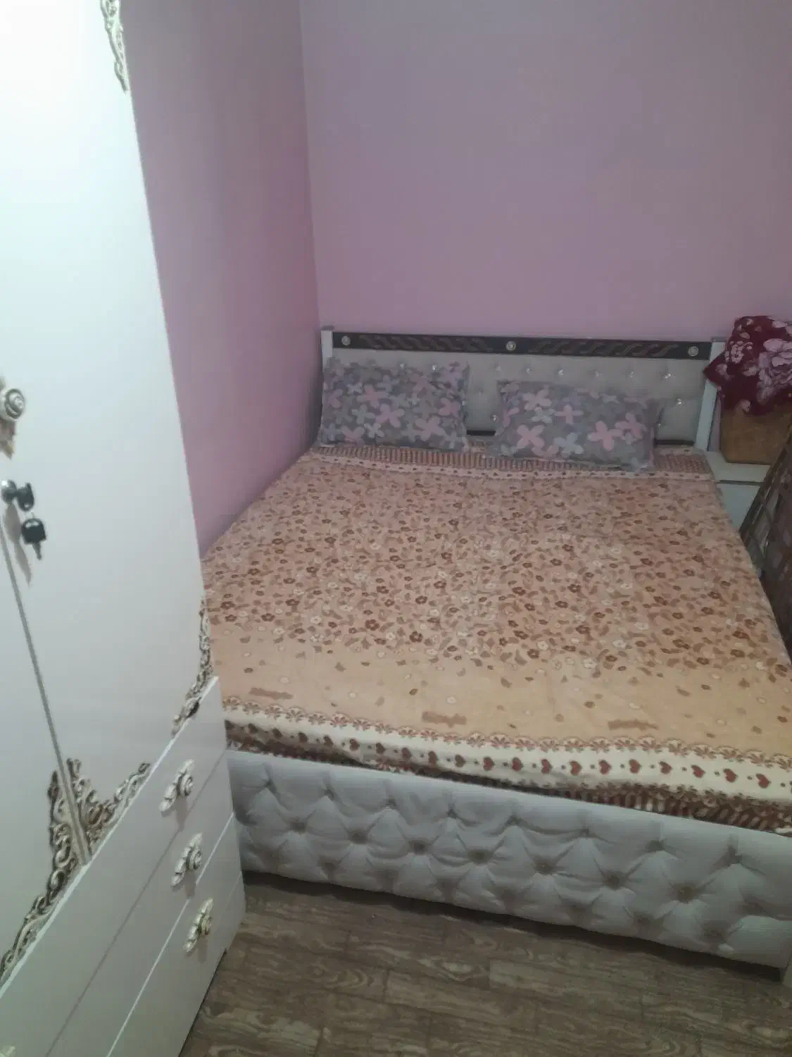 تخت خواب سالم به علت کمبود جا با تشک وروتختی|تخت و سرویس خواب|ماهدشت, |دیوار